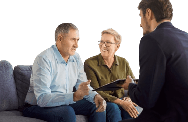 Couple de clients discutant de leur projet avec un notaire assis sur un canapé