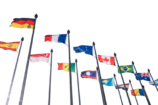 Alignement de drapeaux de différents pays flottant au vent sur fond de ciel blanc