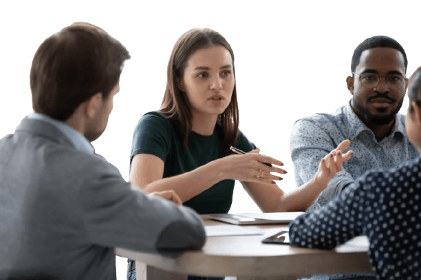 Réunion de travail autour d’une table entre plusieurs collaborateurs en discussion